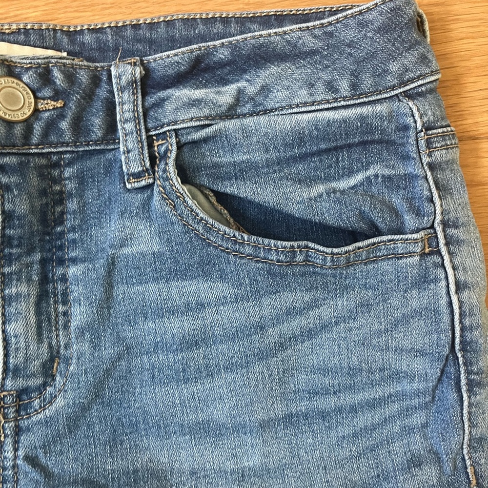 So Juniors Lowrise Bermuda Lightwash Jean Shorts Size 11 - Picture 2 of 10